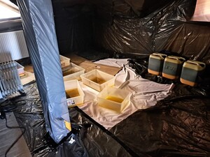 Pojemniki z nielegalną substancją.