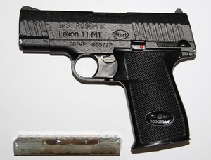 broń krótko-lufowa, zdjęcia na białym tle.