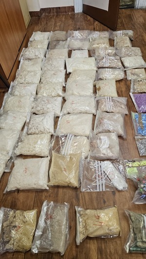 narkotyki porozkładane w woreczkach, leżą na biuru w kartonach.