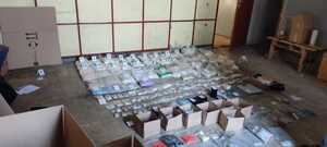 narkotyki porozkładane w woreczkach, leżą na biuru w kartonach.