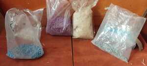 narkotyki porozkładane w woreczkach, leżą na biuru w kartonach.