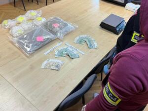 Leżące na stole w woreczkach zabezpieczone narkotyki.