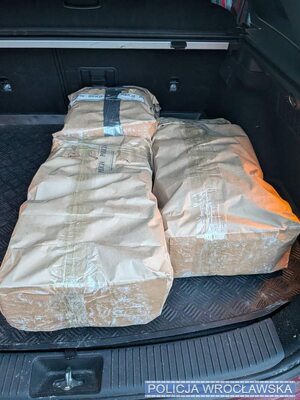 zabezpieczone narkotyki w bagażniku.