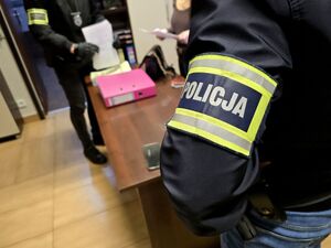 policjanci w trakcie przeszukania pomieszczenia.