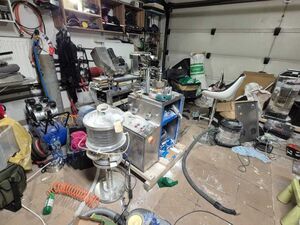 Maszyny do produkcji sfałszowanych substancji.