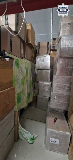 Kartony z zabezpieczonymi nielegalnymi farmaceutykami.