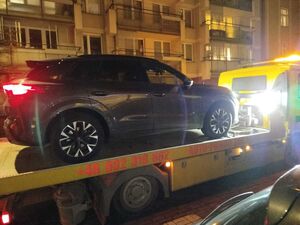 Zabezpieczone auto na lawecie.