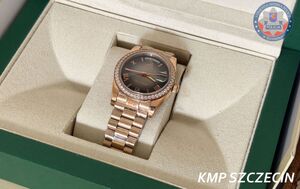 Podrobione towary zabezpieczone przez policjantów.