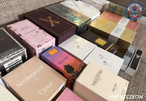 Podrobione towary zabezpieczone przez policjantów.