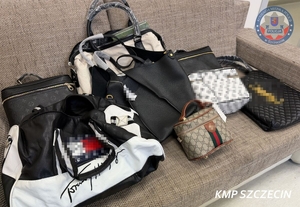 Podrobione towary zabezpieczone przez policjantów.