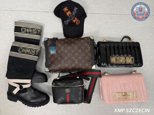 Podrobione towary zabezpieczone przez policjantów.