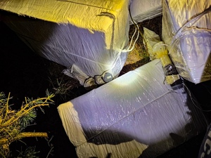 Zabezpieczone przez policjantów kartony owinięte folią.