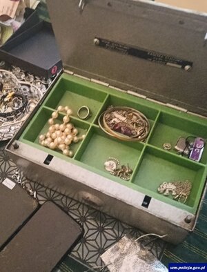 zabezpieczona biżuteria.