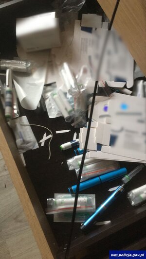szuflada pełna leków.