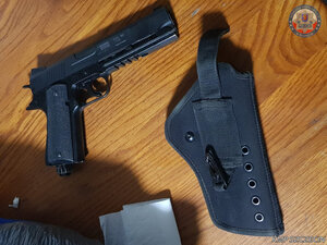 Zabezpieczony przedmiot przypominający broń.