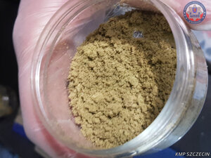 Zabezpieczona substancja w pojemniku plastikowym.