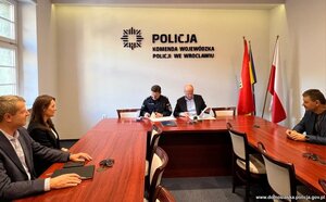 Podpisanie umowy na budowę nowej siedziby KPP w Trzebnicy.