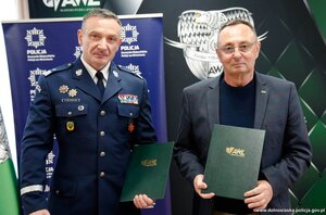 Komendant Wojewódzki Policji we Wrocławiu nadinsp. Paweł Półtorzycki i Rektor Akademii Wojsk Lądowych gen. broni w st. spocz. dr Marek Tomaszycki podczas podpisania porozumienia.