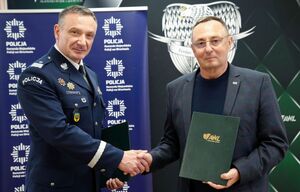 Komendant Wojewódzki Policji we Wrocławiu nadinsp. Paweł Półtorzycki i Rektor Akademii Wojsk Lądowych gen. broni w st. spocz. dr Marek Tomaszycki podczas podpisania porozumienia.