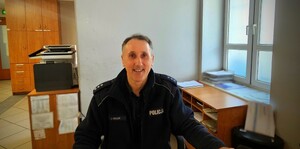 Dyżurny pozuje do zdjęcia.