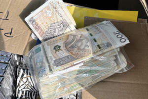 Zabezpieczone pieniądze w foliowym woreczku.