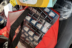 Zabezpieczone paczki papierosów w torbie.