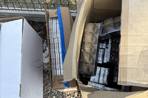 Zabezpieczone paczki papierosów kartonie.