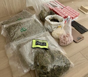 zabezpieczone narkotyki w woreczkach i papierosy.