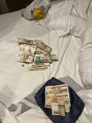 zabezpieczone na łóżku pieniądze.