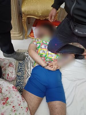 Zatrzymany mężczyzna lezy na ziemi.