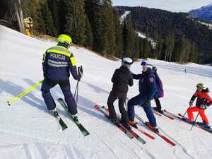 policjanci na nartach.