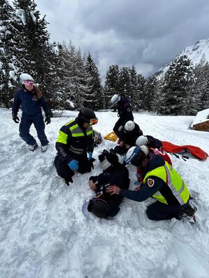 policjanci udzielają pomocy poszkodowanemu.