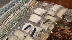 rozłożone narkotyki w torebkach. W szklanych słoikach widać grzyby suszone.