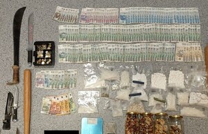 rozłożone narkotyki w torebkach. W szklanych słoikach widać grzyby suszone.