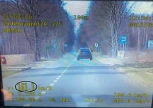 kamera monitoringu. samochód pędzi ulicami z pokazanym 160km na godzinę.