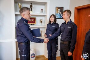 Dwoje policjantów w Gabinecie Komendanta Wojewódzkiego Policji w Kielcach przyjmuje od szefa podziękowania.