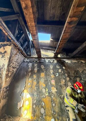 dziurawy dach po pożarze.