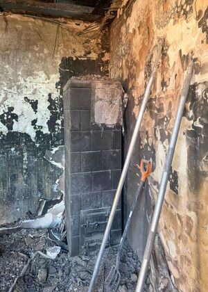 ściany budynku po pożarze.