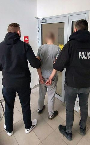 policjanci prowadzą zatrzymanych.