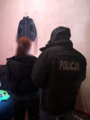 policjanci prowadzą zatrzymanych.