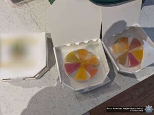 narkotyki, susz konopi indyjskich. Narkotyki zapakowane w worki. Leżą w pudełkach. Tort i galaretki.