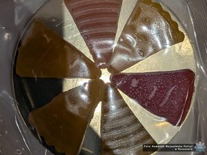 narkotyki, susz konopi indyjskich. Narkotyki zapakowane w worki. Leżą w pudełkach. Tort i galaretki.