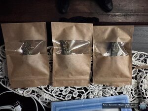 narkotyki, susz konopi indyjskich. Narkotyki zapakowane w worki. Leżą w pudełkach. Tort i galaretki.