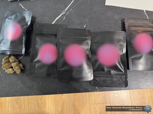 narkotyki, susz konopi indyjskich. Narkotyki zapakowane w worki. Leżą w pudełkach. Tort i galaretki.