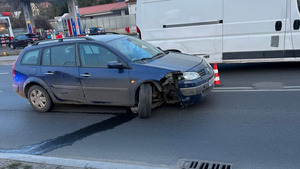 Uszkodzony samochód po kolizji stoi na jezdni.