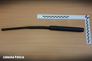 Zabezpieczona pałka teleskopowa.