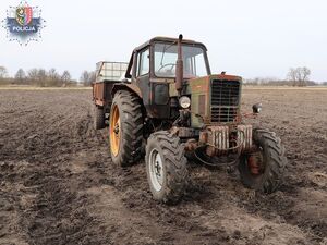 ciągnik stoi na polu.