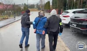 Zatrzymany prowadzony przez policjantów.