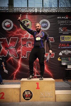 policjant stoi na podium.