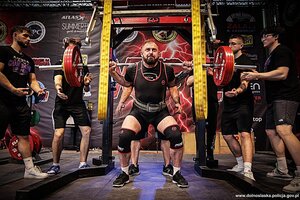 policjant podnosi ciężary.